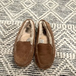 Women’s size 7 ugg moccasin